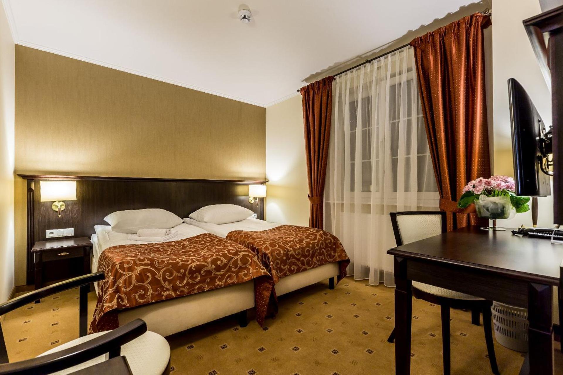 Hotel Krzyski Tarnow Exterior photo